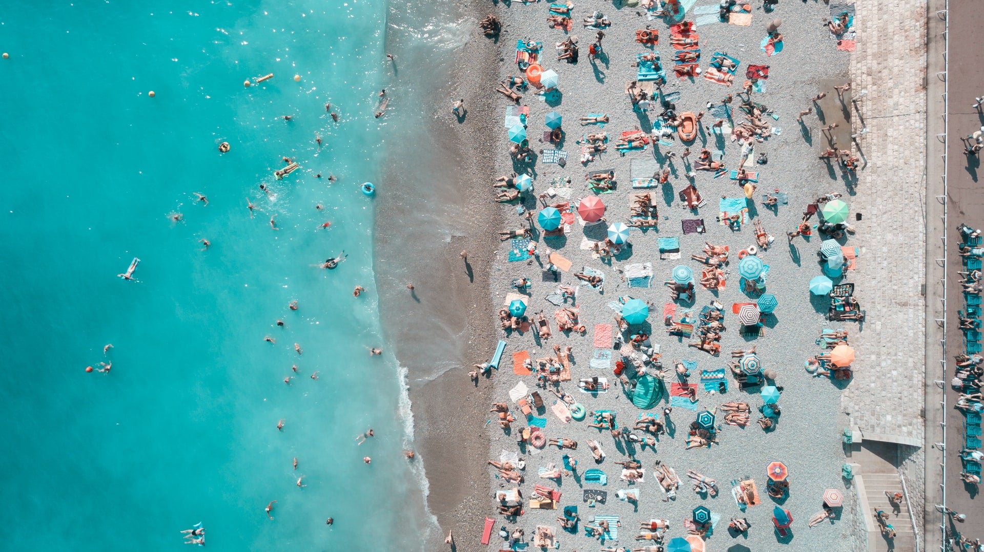 Crowded people on the beach photo by alex-d-alessio-woNH40omgZk-unsplash